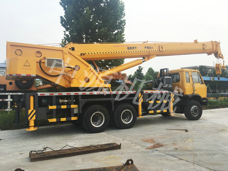 25吨吊车